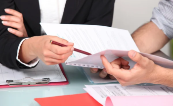 На вимогу платника податків, який отримав документ в електронній формі, контролюючий орган надає йому відповідний документ у паперовій формі 