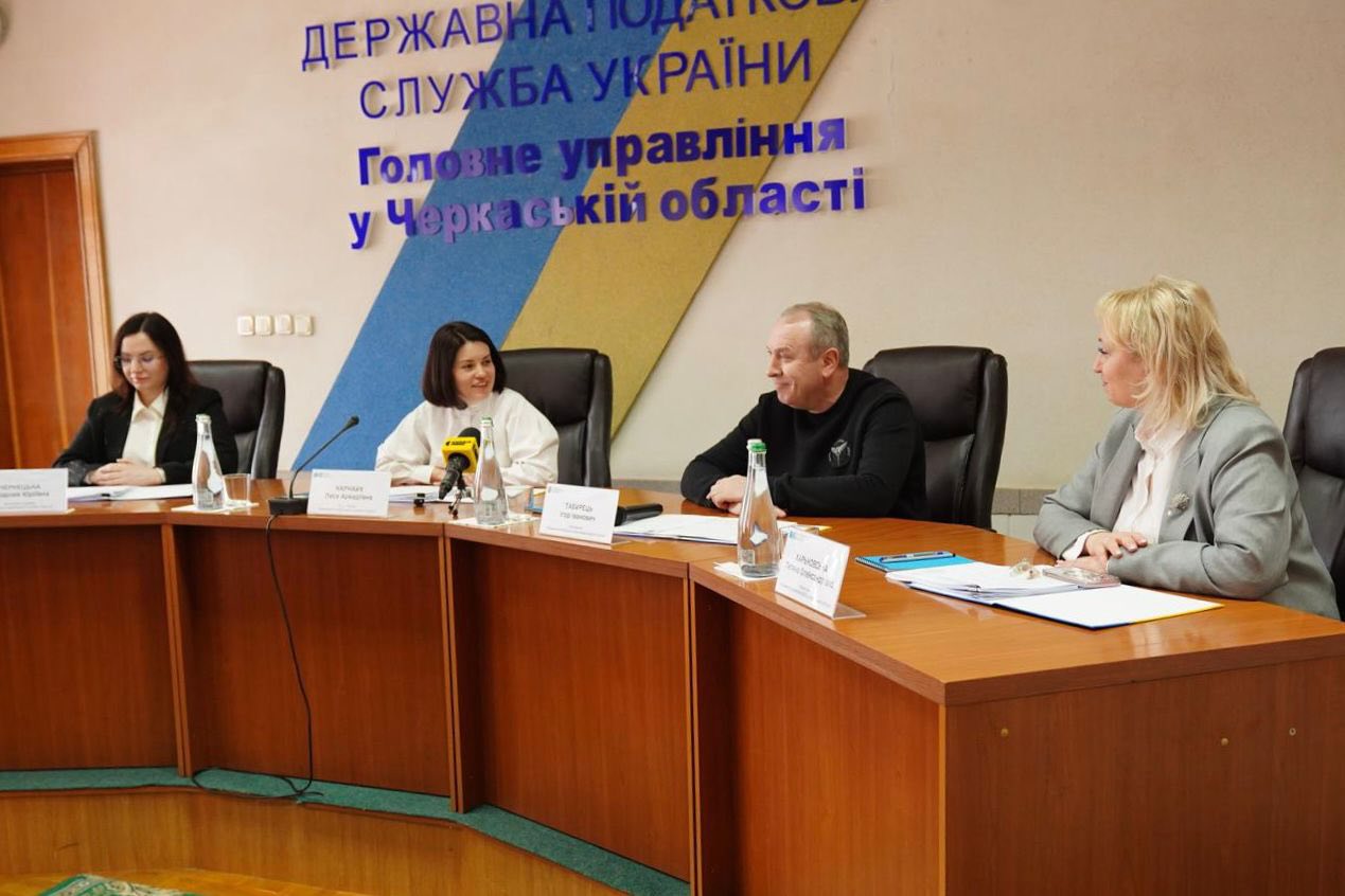 Команда ДПС та бізнес Черкащини обговорили дроблення бізнесу, ПДВ та ризикові операції. Фото № 1/0