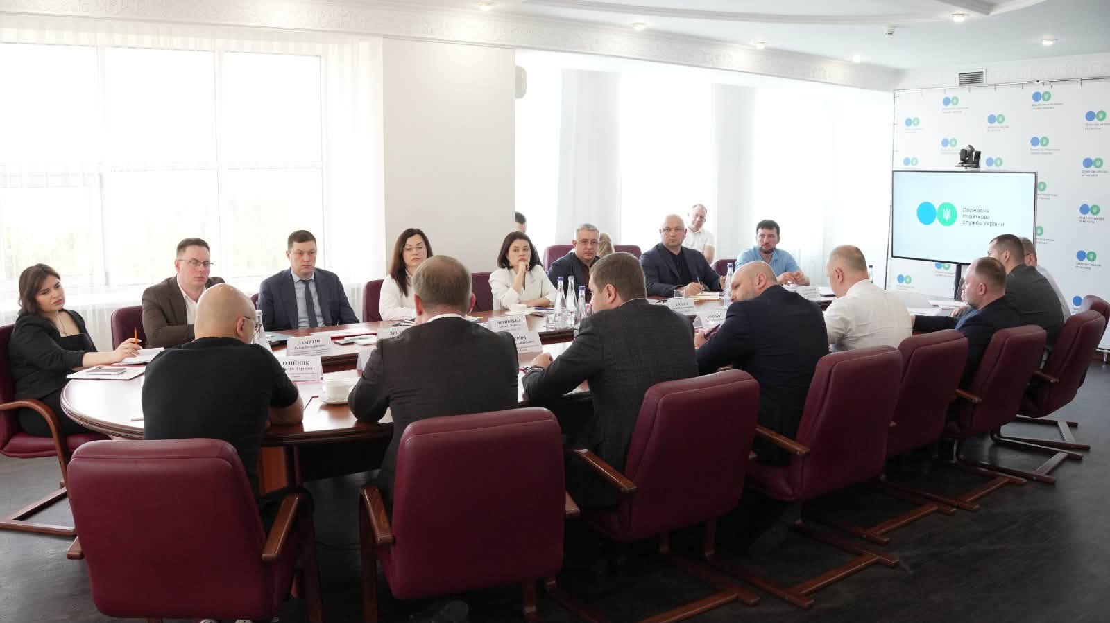 ДПС спільно з правоохоронними органами створили міжвідомчу робочу групу для протидії схемам виведення коштів за кордон. Фото № 7/6